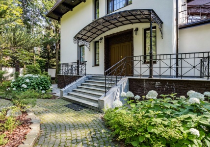 Прекрасный дом на лесном участке