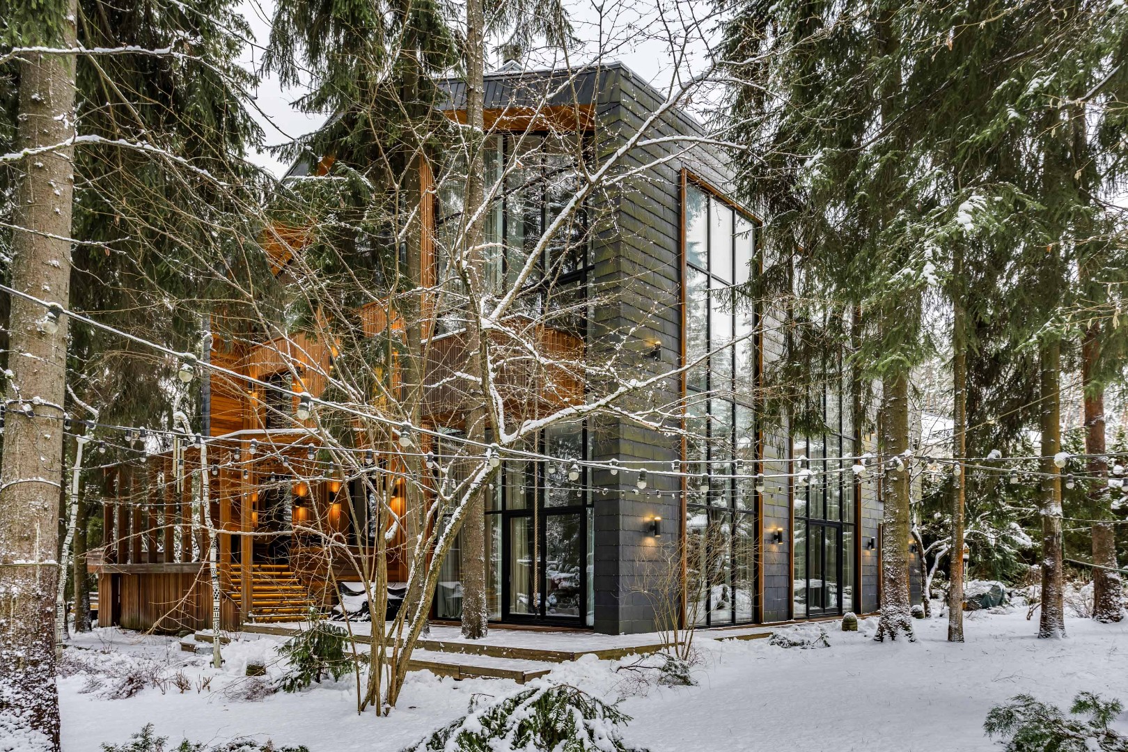 Современный дом в окружении леса в кп Липка на Новой Риге