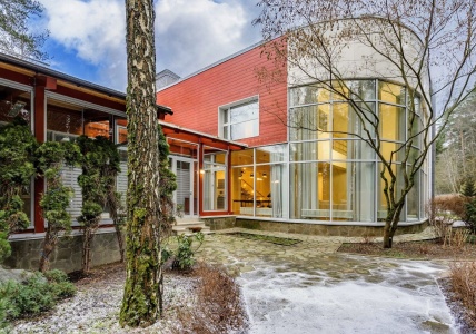 Загородный дом на живописном лесном участке