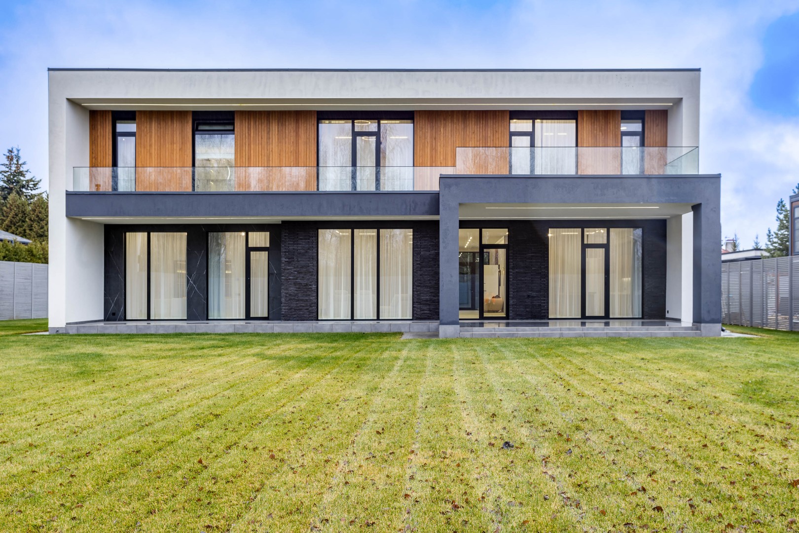 Новый дом с панорамным остеклением в коттеджном поселке Заря