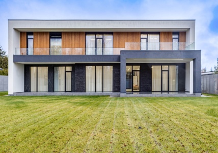 Новый дом с панорамным остеклением в коттеджном поселке Заря